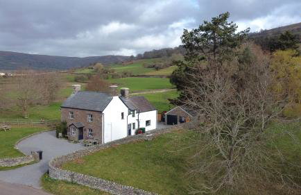 16th Century House, Castle Views, Mountain Views, Hot Tub, Firepit, Stunning Interiors - Foto 46