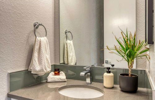 Walk to Empower Field Townhome with Hot Tub! - Foto 27