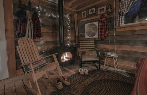 Cozy Log Cabin with an Indoor Fireplace Located on 70 Forested Acres in Leicester, Vermont - Foto 19