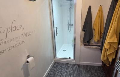 Modern and spacious 2 bedroom apartment with free parking - Photo 26