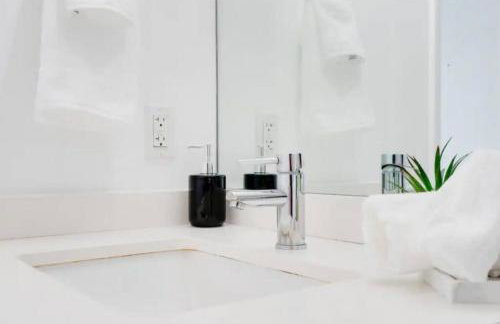 Sun-Splashed 1BR Condo unit in DWTN Miami with WFH - Foto 19