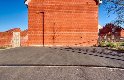 Stylish 4-Bedroom Townhouse with two large parking spaces and superfast Wi-Fi - Photo 36