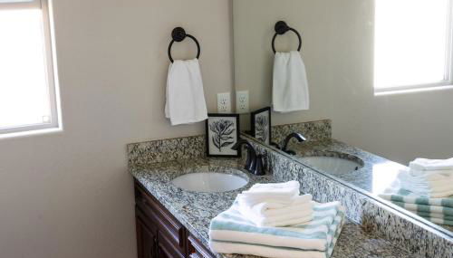 Desert Ranch - Photo 4, towels