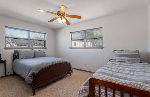 Family Lakefront Home with Large Porch - Foto 13