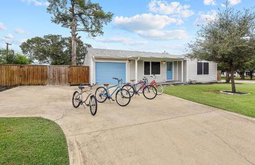 Adorable Southside ATM Cottage with Bikes, Pets OK - Photo 30