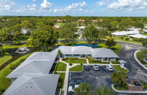 Luxurious Golf Retreat Villa in PGA National! - Photo 28