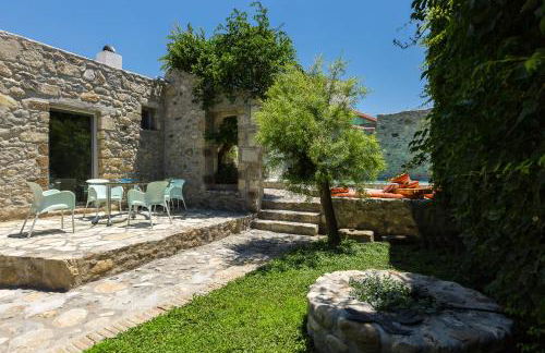 Muazzo Creta Stone House, Nature Escape with Pool, By ThinkVilla - Foto 7