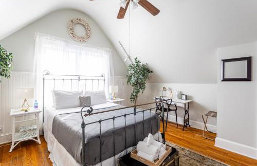 Charming 2BR Getaway with Modern Comforts - Foto 62