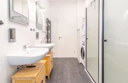 Large Group Apartment with 2 Bathrooms & Single Beds - Foto 52