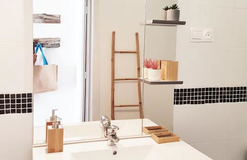 Appartement T2bis Sartène 60m2 avec jolie terrasse de 25m2 et vue panoramique mer et montagne sur le Golfe du Valinco - Quartier calme à 10mn à pied du centre ville - Idéal pour 4 personnes et possibilité de 6 couchages - Place de parking réservée - Foto 14