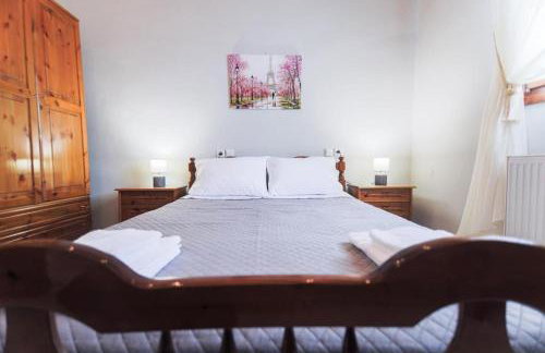 Red Roses-Traditional House - Photo 36