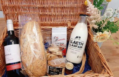 Selah Teifi spectacular river view with games room - Photo 32