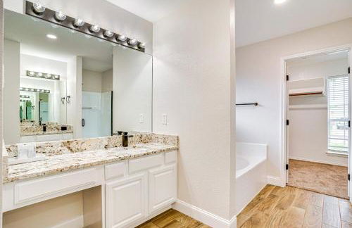 2 Mi to Old Town Spacious Burleson Vacation Home - Foto 15