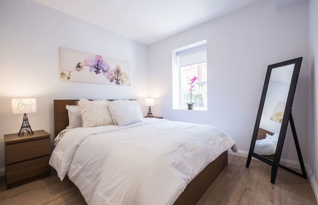 Chic & Central 3-bedroom in Little Italy - Photo 2