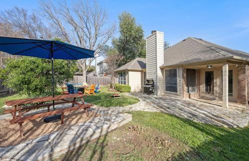 NEW! Stylish Home Arcade & Fireplace Sleeps 10 - Foto 35