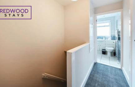 3-Bedroom Serviced House, Free Parking for 2 Cars, Free WiFi By Redwood Stays - Foto 22