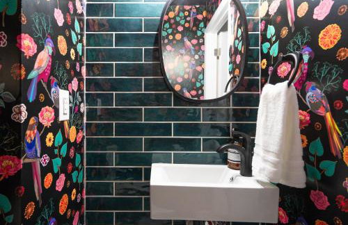 5 Bedroom 2 & 1 half Bath Group Stay Fun Design in Quiet Neighborhood - Foto 27