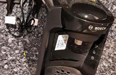 "FurnishedRentals Direct" WiggenHouse Stylish 3 Bedroom house Sleeps 8 with Free Parking, 2 Bathrooms, near to Watford High Street and Watford Football Stadium, Suitable for visiting Harry Potter Warner Bros Studio and London - Photo 3