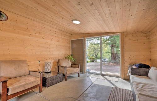 Brookings Home with Deck, half Mi to Harris Beach! - Foto 1