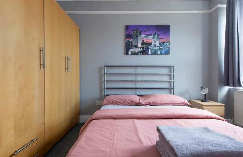 Lovely 3-bed 20 minutes to Central London - Photo 15
