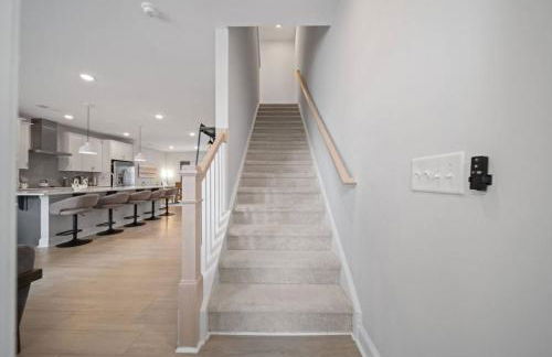 NEW Luxury Condo, Rooftop Terrace, EV Charger! - Foto 28