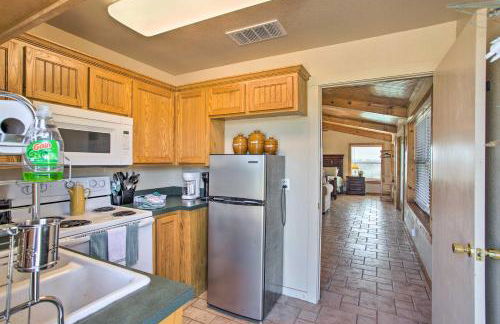 Pet-Friendly Efficiency Cottage with Pool! - Foto 11