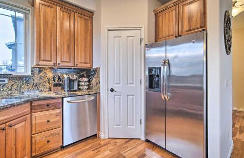 Sleek Escape with Balcony Less Than 1 Mi to 5th Avenue! - Photo 9