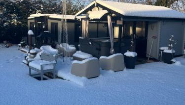 Sunset Retreat Cabin, Private Hot Tub with Mini Cinema Projector & Garden views - Foto 5