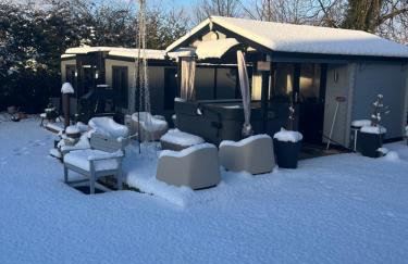 Sunset Retreat Cabin, Private Hot Tub with Mini Cinema Projector & Garden views - Foto 5