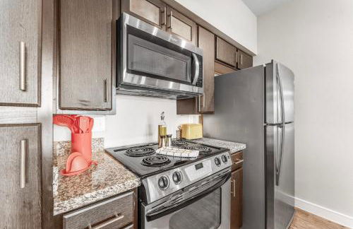 Prime SoCo King Bed 1BR & 2BR Suites w Gym, Pickleball, Laundry - Photo 31