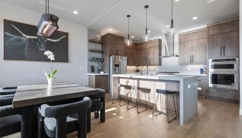 Mountain House PC, Snowy Lake Views Private Hot Tub, New Build, Jordanelle Lake! - Photo 3