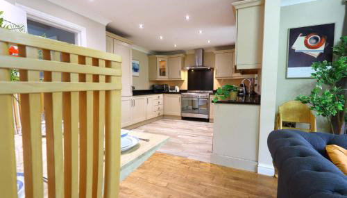 11 beds, 2 properties combined, M1, M62, Free parking - Foto 3