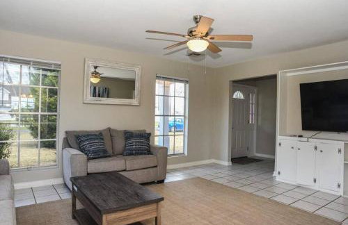 Classic Colonial Home near Main Street - Foto 6