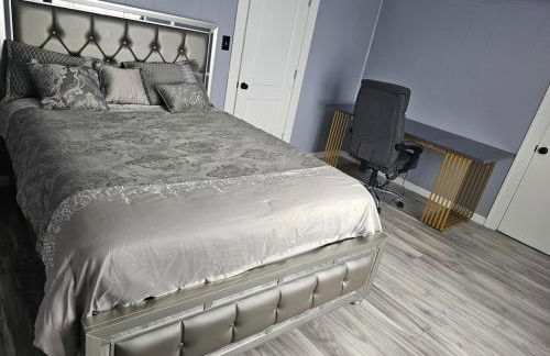 Cozy Roomy family sized apartment on major bus route close to all - Foto 76