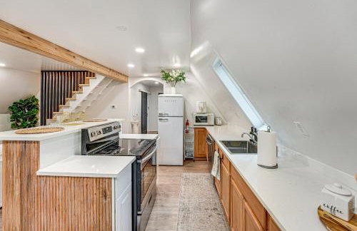 Walk to Fox Lake Pet-Friendly A-Frame with Fire Pit - Foto 9