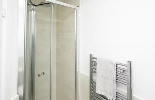 Cosy 5 Bedroom House With Parking - Foto 38