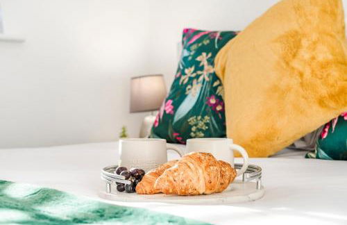 Free parking, Private Garden and Netflix, Charming Elegant 2 bedroom House Nottingham - Photo 21