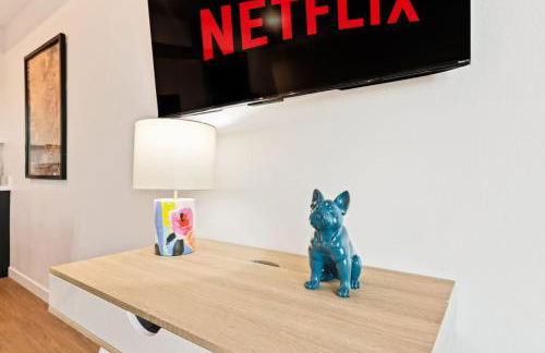 Chic Studio with Stunning DTLA Views, Walk to Metro - Foto 15