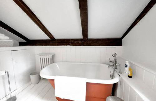 Historic Estate - 5 min to Mohawk Mt Ski Resort - Foto 33