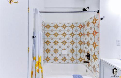 The Stallion #301 - Walk to attractions, Modern Luxe Loft in Downtown Memphis with free covered gated parking - Foto 26