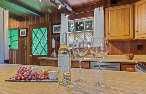 Cozy Creek Cabin - On Austin Creek Hot Tub - Dog Friendly - BBQ Grill - Fast WiFi - Foto 22