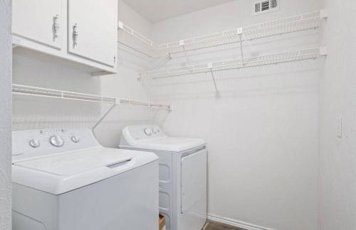 Newly remodeled 5BR 3BA w/pool 16 ppl - Photo 61