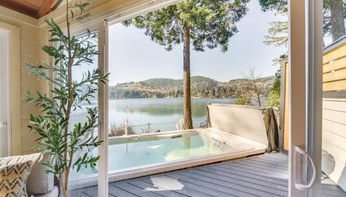 Waterfront Washington Getaway with Hot Tub and Deck! - Foto 2