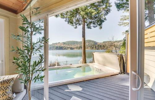 Waterfront Washington Getaway with Hot Tub and Deck! - Foto 2