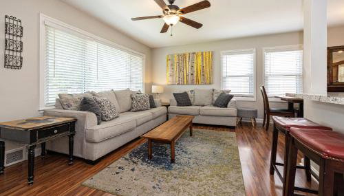 OPEN 4BR2BA Sleeps 8 Near Hwy Covered Deck - Foto 4