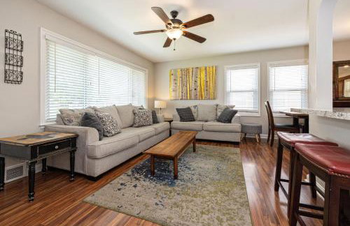 OPEN 4BR2BA Sleeps 8 Near Hwy Covered Deck - Foto 4