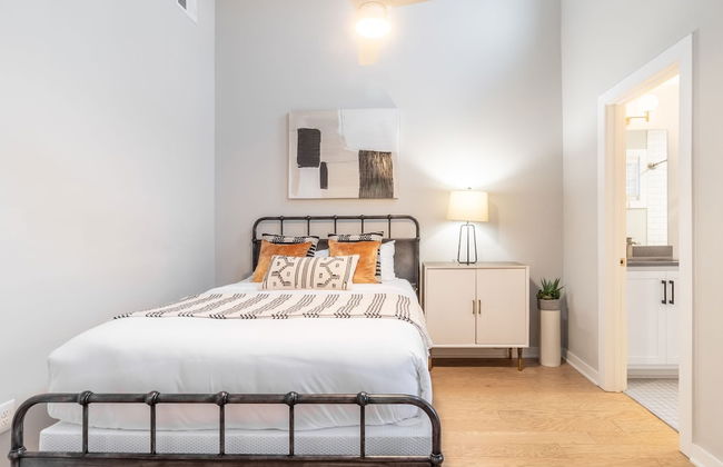 Monty by Avantstay 4bdr 4BA Balcony w Outdoor Seating 5mins to DT - Photo 25