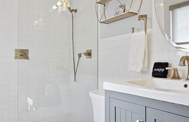 Beach Bliss 10 Mins to Waves 3BR Oasis With Pool - Foto 71