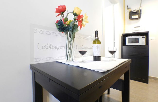 Black and White Movie Apartment - Photo 14