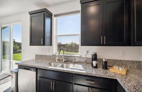 Spacious 3BR Home with Charming Backyard home - Foto 15